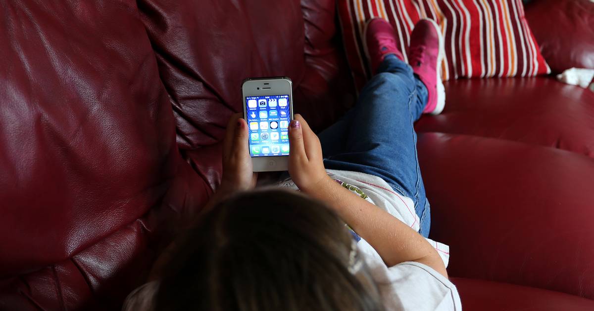 Stephen Donnelly: School smartphone pacts should be adopted nationally – The Irish Times