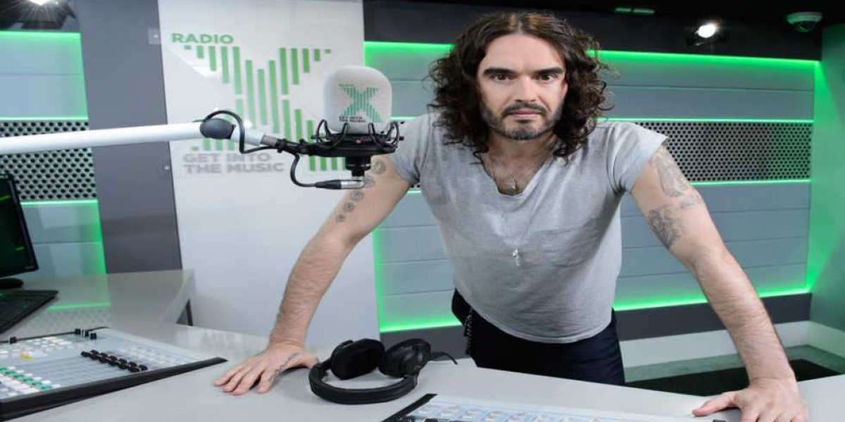 Storia di Russell Brand diventa ogni giorno più strana