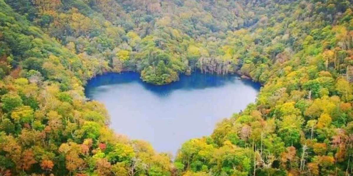 Lago giapponese Toyoni a forma di cuore