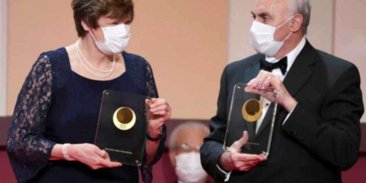 Il premio Nobel 2023 mette in guardia dagli effetti collaterali non banali dei vaccini mRNA.