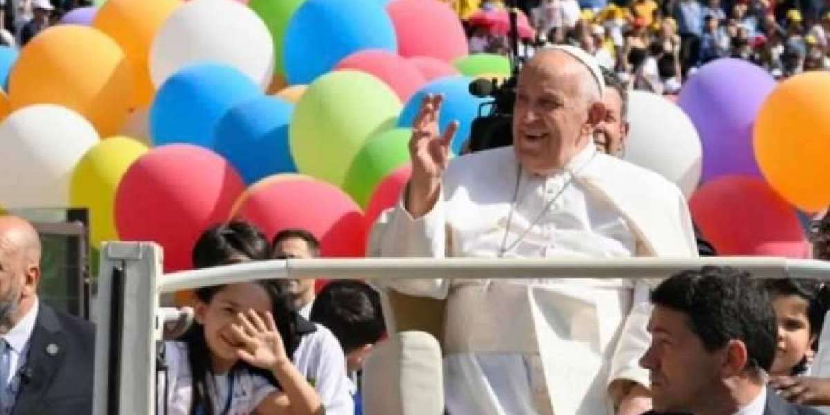 Artisti drag alla Giornata Mondiale dell'Infanzia in Vaticano