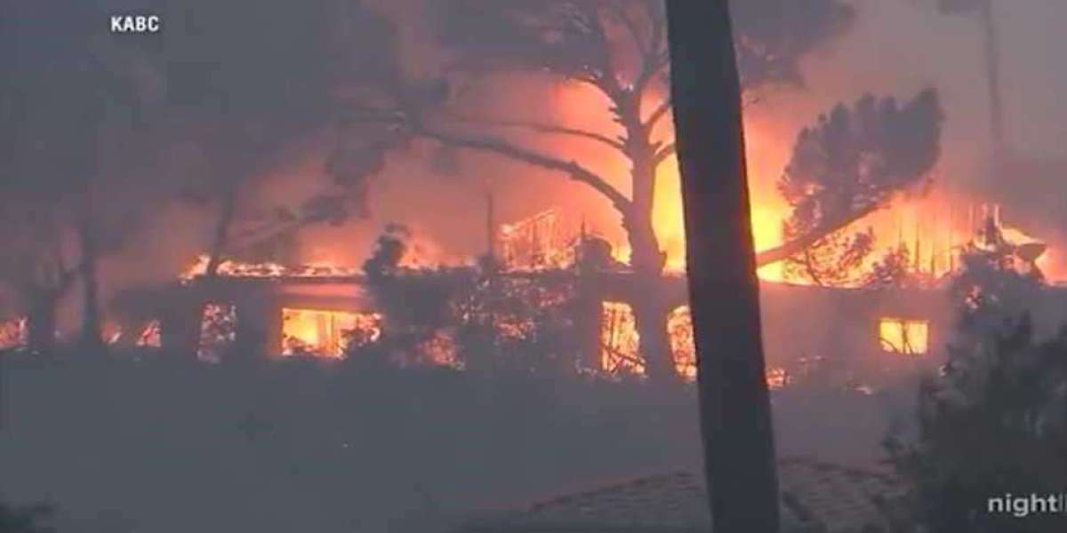 Los Angeles: gli incendi iniziano dentro le case.